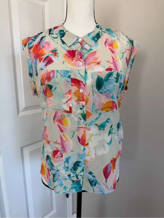 TOWNSEN Tops - TOWNSEN NWOT Floral Cap-Sleeve Button-Down Blouse